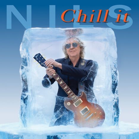 "Chill it" steht in orange. Ein Mann mit Sonnenbrille und Gitarre ist in einem Eisblock eingefroren, dahinter "NILS" in Blau.