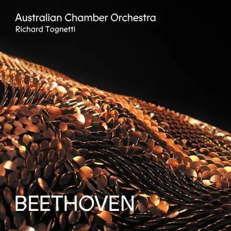 Oben steht "Australian Chamber Orchestra" und "Richard Tognetti". Unten steht "BEETHOVEN". Struktur aus goldenen Plättchen.