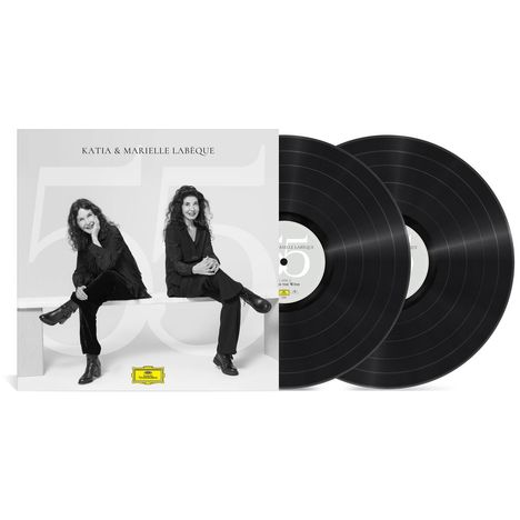 "KATIA & MARIELLE LABÈQUE" auf einem Schallplattencover. Zwei Frauen in Schwarz gekleidet sitzen auf einer Bank.