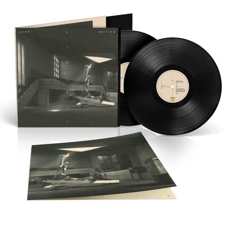 Text: "Joep Beving - Liminal." Zwei schwarze Schallplatten mit Hülle und einem Foto im Hintergrund.