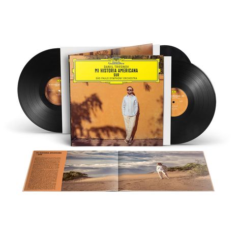 Text: Daniil Trifonov, Mi Historia Americana, Sur, São Paulo Symphony Orchestra.  
Mann lehnt an orangefarbener Wand, trägt helle Kleidung.