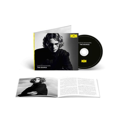 "JUSTUS EICHHORN THE SOURCE" steht auf einem CD-Cover, daneben eine CD, beides mit schwarz-weißer Ästhetik.