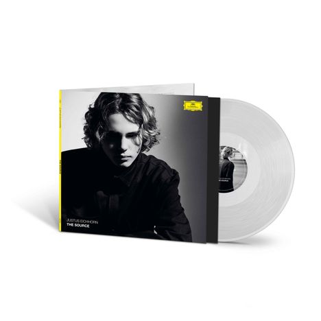 "JUSTUS EICHORN, THE SOURCE" steht auf einem Schallplattencover. Schwarz-weiß Foto eines nachdenklichen jungen Mannes. Transparentes Vinyl.