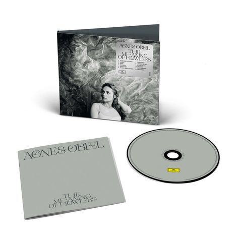 „AGNES OBEL: THE MEANING OF FLOWERS“ steht auf einem Albumcover mit einem Porträt einer Frau vor plastischer Kulisse.