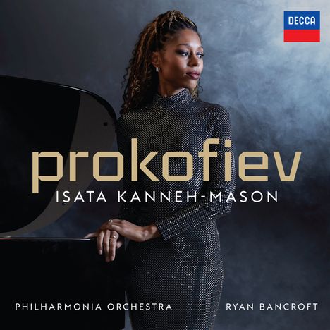 „Prokofiev“, Isata Kanneh-Mason, Philharmonia Orchestra, Ryan Bancroft, Frau in eleganter Kleidung neben Klavier.