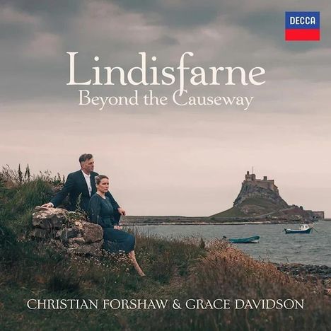 "Lindisfarne Beyond the Causeway" und "Christian Forshaw & Grace Davidson" sind in ruhiger Küstenlandschaft.