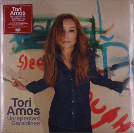 „Tori Amos, Unrepentant Geraldines“; Frau in Jeanshemd vor bunter Wand mit Pinsel in der Hand.