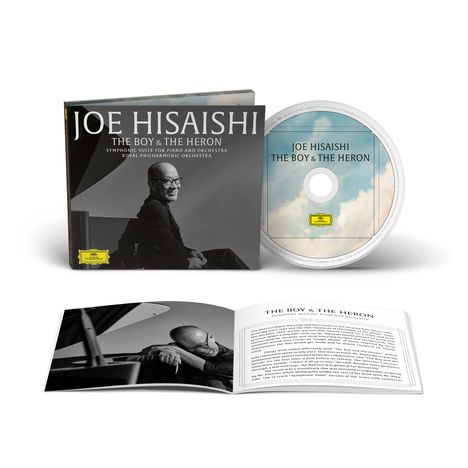 "JOE HISAISHI, THE BOY & THE HERON" auf CD und Buch. Schwarz-weißes Porträt und Wolkenmotiv auf der CD.