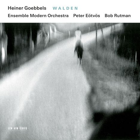 "Heiner Goebbels WALDEN Ensemble Modern Orchestra Peter Eötvös Bob Rutman". Unscharfes Bild einer Person auf einem Weg.
