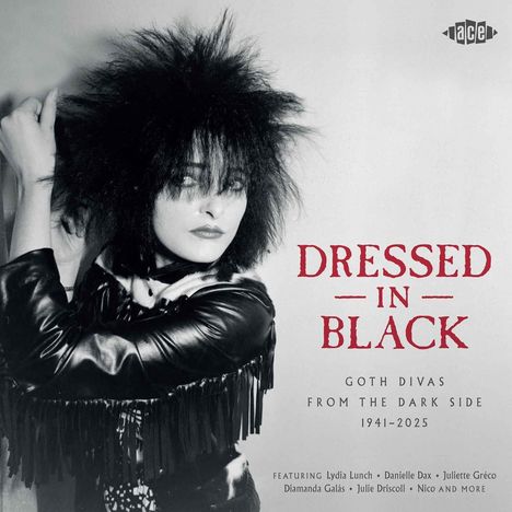 Text: "Dressed in Black - Goth Divas from the Dark Side, 1941-2025". Schwarz-weiß Porträt einer Frau mit vollem Haar.
