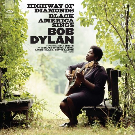 „Highway of Diamonds: Black America Sings Bob Dylan“ steht groß. Eine Person spielt Gitarre, umgeben von grüner Natur.
