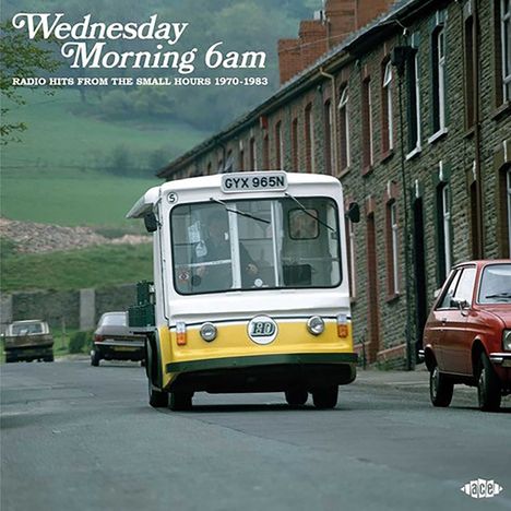 "Wednesday Morning 6am. Radio Hits from the Small Hours 1970-1983." Ein kleiner Bus fährt durch eine Straße.