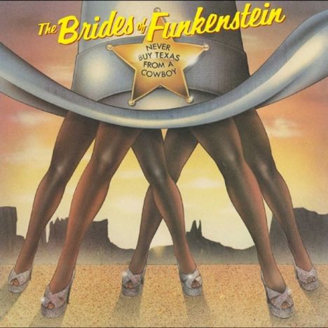 Ein Sheriff-Stern trägt die Aufschrift "Never Buy Texas From a Cowboy", darüber steht "The Brides of Funkenstein". Drei Frauenbeine mit glänzenden Schuhen sind in einer Wüstenlandschaft zu sehen.