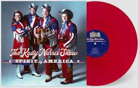 "The Kody Norris Show: Spirit of America" steht auf einem Albumcover. Vier Personen in patriotischen Outfits mit einer Gitarre.