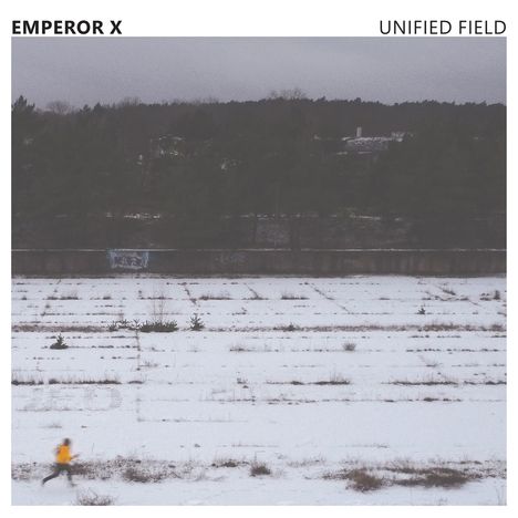 "EMPEROR X" oben links, "UNIFIED FIELD" oben rechts. Ein unscharfer Läufer in gelber Jacke auf schneebedecktem Feld.