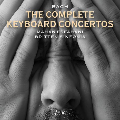 Text: "Bach, The Complete Keyboard Concertos, Mahan Esfahani, Britten Sinfonia". Schwarz-weißes Close-up eines Gesichts mit Händen.
