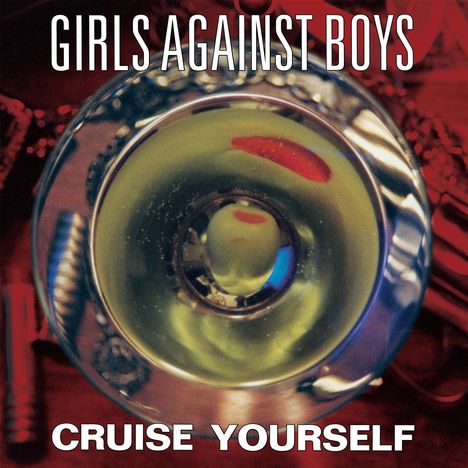 Text: "GIRLS AGAINST BOYS" oben, "CRUISE YOURSELF" unten. Abstrakte Ansicht einer Glaskugel vor rotem Hintergrund.