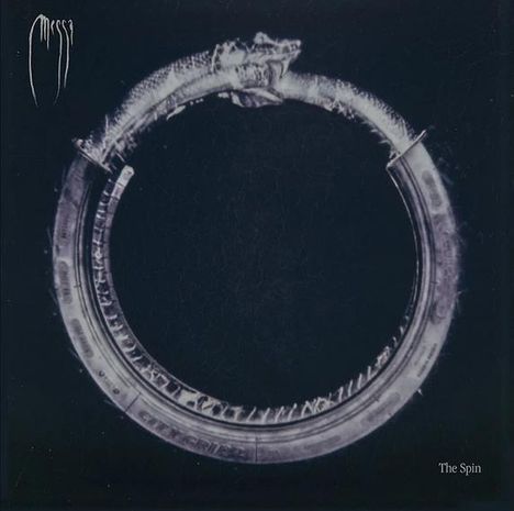 Texte "Messa" und "The Spin". Illustration: Schlange beißt in eigenen Schwanz, bildet Kreis.