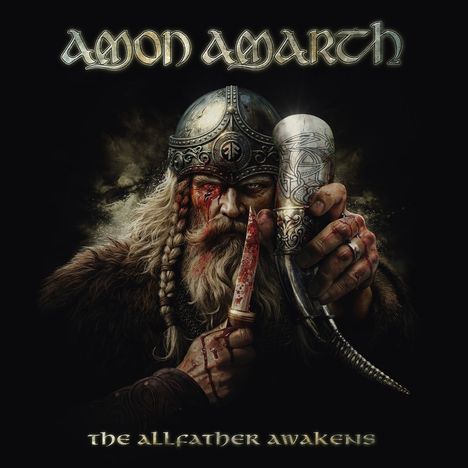 „AMON AMARTH“ und „THE ALLFATHER AWAKENS“. Ein Krieger mit Helm, blutverschmiertem Gesicht hält ein Trinkhorn und ein Messer.