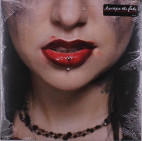 Aufschrift: „Escape the Fate“. Nahaufnahme eines Gesichts mit roten Lippen, Piercings und dunkler Halskette.