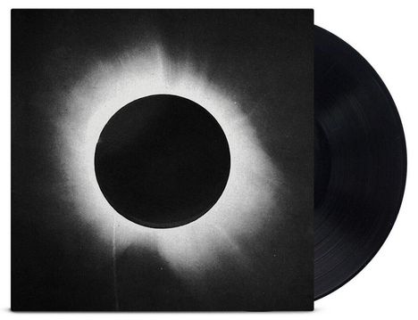 Ein schwarzes Vinyl mit einer Hülle, die eine Sonnenfinsternis darstellt: ein schwarzer Kreis umgeben von hellem Leuchten.