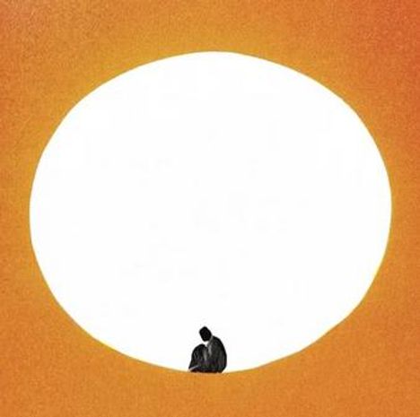 Ein einzelner Mensch sitzt vor einem großen, orangefarbenen Kreis, der an eine strahlende Sonne erinnert.