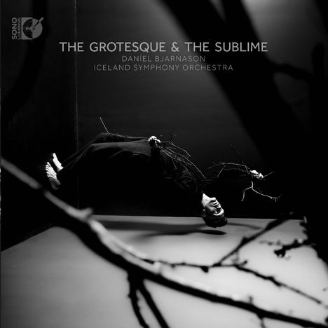"The Grotesque & The Sublime" von Daníel Bjarnason, Iceland Symphony Orchestra. Schwarz-weißes Foto: Person schwebt mit Ästen.