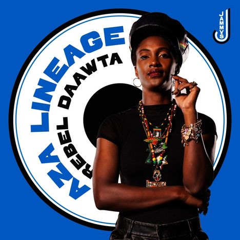 „Aza Lineage, Rebel Daawta“ steht groß auf einer Schallplatte. Rechts posiert eine Frau in buntem Schmuck vor blauem Hintergrund.