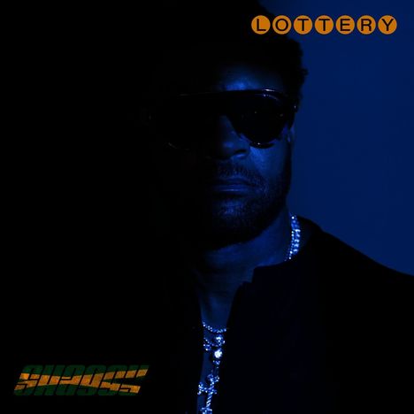 Texts: "LOTTERY", "SHAGGY". Ein Mann mit Sonnenbrille in blauem Licht, dunkel gehaltener Stil.