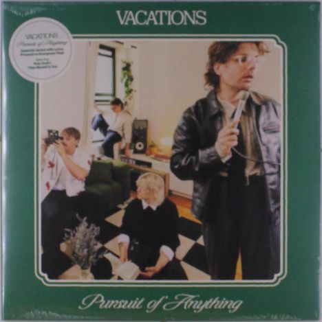 "VACATIONS", "Pursuit of Anything". Vier Personen in einem Raum, ein Mann hält ein Mikrofon, andere sind entspannt.