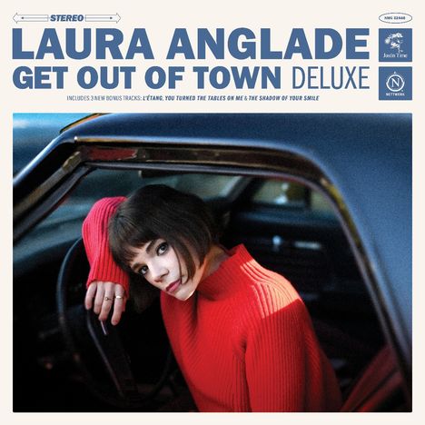 Text: "Laura Anglade Get Out of Town Deluxe". Eine Frau in einem roten Pullover lehnt im Auto.