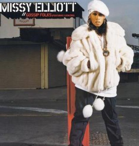 „MISSY ELLIOTT // GOSSIP FOLKS featuring LUDACRIS.“ Frau in weißem Pelzmantel und Mütze, urbaner Hintergrund.