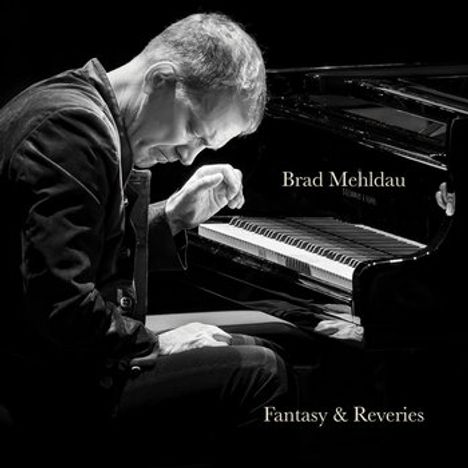 Text: "Brad Mehldau, Fantasy & Reveries." Ein Mann spielt nachdenklich Klavier. Schwarz-weiße Fotografie.
