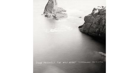 "Dylan Mattingly, The Wild Heart, Contemporaneous, Iarla Ó Lionáird" in Weiß auf einer Aufnahme von Felsen im Meer.
