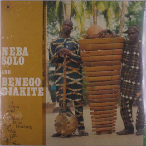 "Neba Solo and Benego Diakite. A Djinn and a Jinnice Went Walking." Zwei Männer in traditioneller Kleidung mit Balafon.