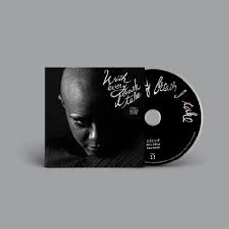 CD-Hülle mit handgeschriebenem Text "What Every French Woman Wants". Schwarz-weißes Porträt eines Menschen.