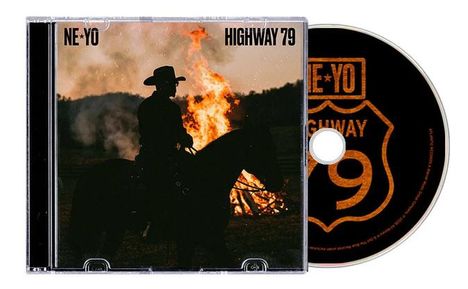NE•YO, HIGHWAY 79. Ein Cowboy reitet vor einem großen Feuer. Das CD-Design zeigt ein Schild mit ähnlichem Text.