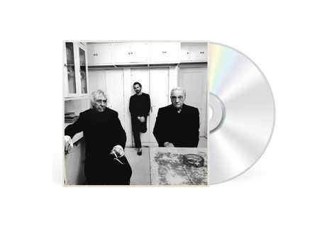 Leider fehlen hier Texte, die beschrieben werden könnten.  
Zu sehen sind drei Männer in einem schlichten Raum. Daneben liegt eine CD.