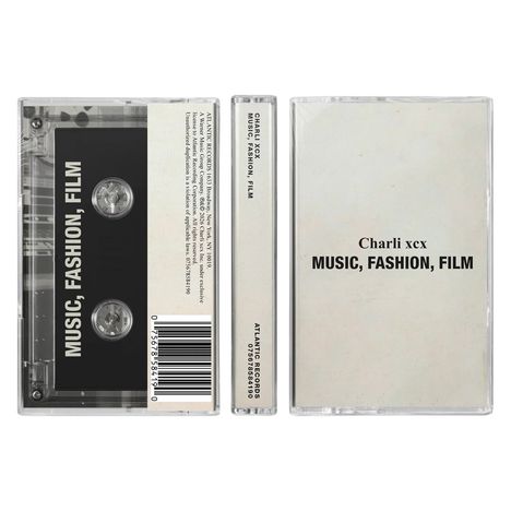 "Charli xcx MUSIC, FASHION, FILM" steht auf einer Kassette und Hülle. Links ist eine schwarze Kassette mit durchsichtigem Plastik.