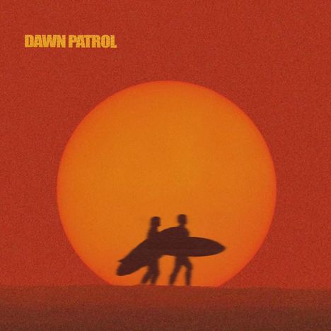 "Dawn Patrol" steht in gelber Schrift. Zwei Menschen mit Surfbrettern gehen vor einem großen, orangefarbenen Sonnenuntergang.