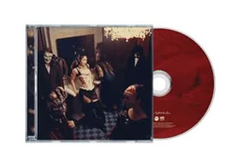 Roter CD-Hintergrund. Cover zeigt Menschen in Kostümen in einem dunklen Raum. Links CD-Hülle, rechts die CD.