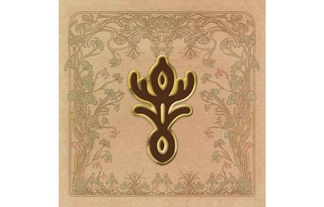 Ein golden umrandetes, braunes Symbol mit floralen Mustern auf einem beigefarbenen Hintergrund, kunstvoll verziert.