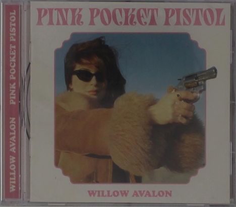 Text: "PINK POCKET PISTOL", "WILLOW AVALON". Frau mit Sonnenbrille und Pelzmantel zielt mit Pistole.