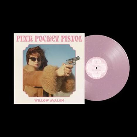 "Pink Pocket Pistol" und "Willow Avalon" stehen auf einem Albumcover mit einer Person, die eine Pistole hält und eine rosa Schallplatte.
