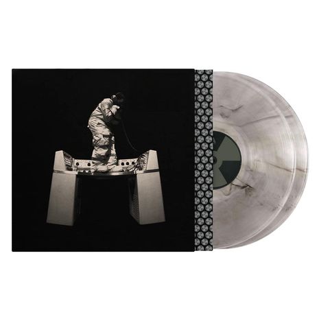 Ein Astronaut steht auf einer technischen Plattform. Neben ihm sind zwei durchsichtige Schallplatten.