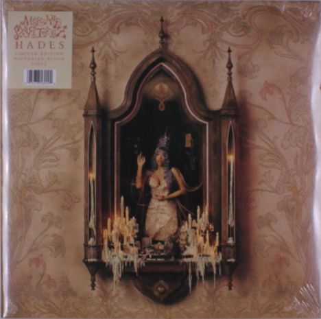 Oben links steht: "HADES LIMITED EDITION VICTORIAN BLOOM VINYL". Eine Frau in einem prunkvollen Rahmen umgeben von Kerzen.