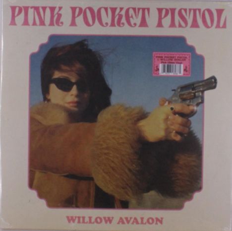 „PINK POCKET PISTOL“ oben, „WILLOW AVALON“ unten. Frau mit Sonnenbrille zielt mit Pistole, trägt Felljacke. Retro-Stil.