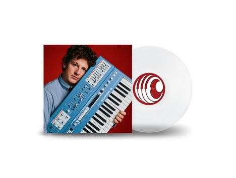 Ein Mann lehnt ein blaues Keyboard mit der Aufschrift "SUPER 6" an sich, neben ihm liegt eine weiße Vinyl-Schallplatte.