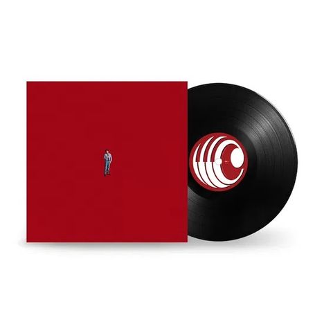 Roter Hintergrund mit winziger stehender Person. Rechts schwarze Schallplatte, zeigt weißes Kreismuster auf rotem Label.