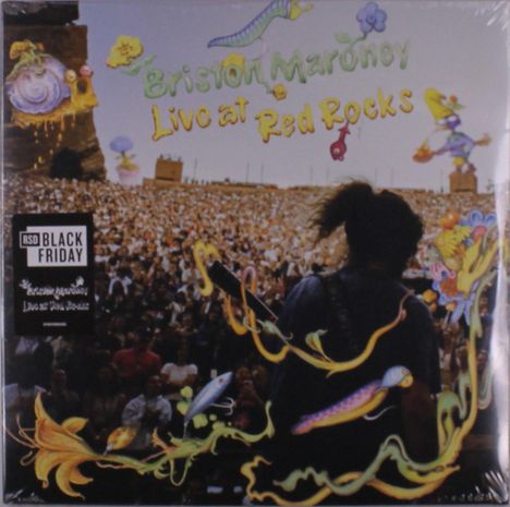 "Briston Maroney Live at Red Rocks", schwarze Freitag-Etikette, bunte Kreaturen, große Menschenmenge, Musiker mit Gitarre.